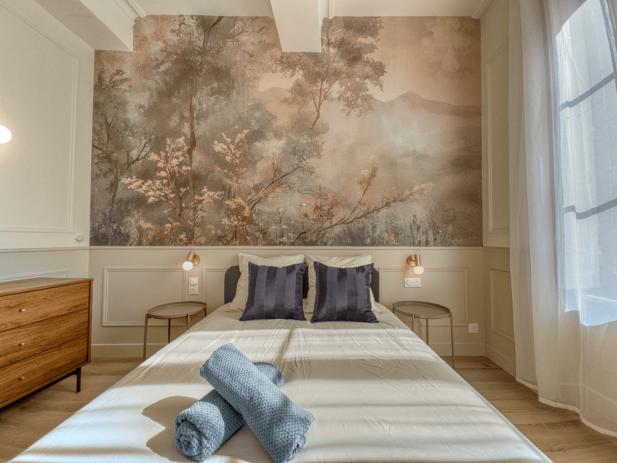Deuxième chambre avec fresque forêt et lit double